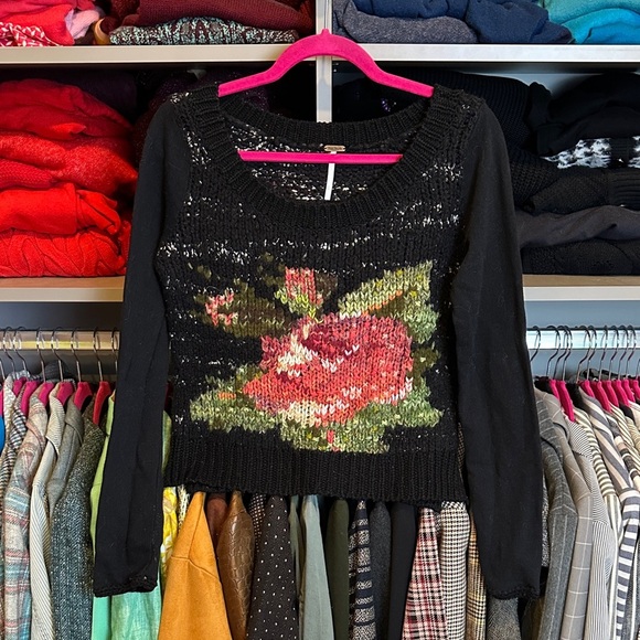 Free People Sweaters - Free People black red rose print scoop neck long sleeve sweater size S
